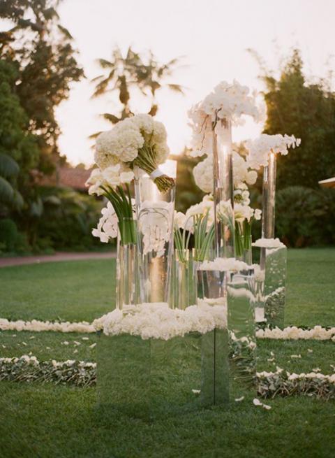 Những bình hoa không nên cao quá đầu người, vì có thể che khuất cô dâu chú rể và làm hạn chế tầm nhìn của khách mời.
